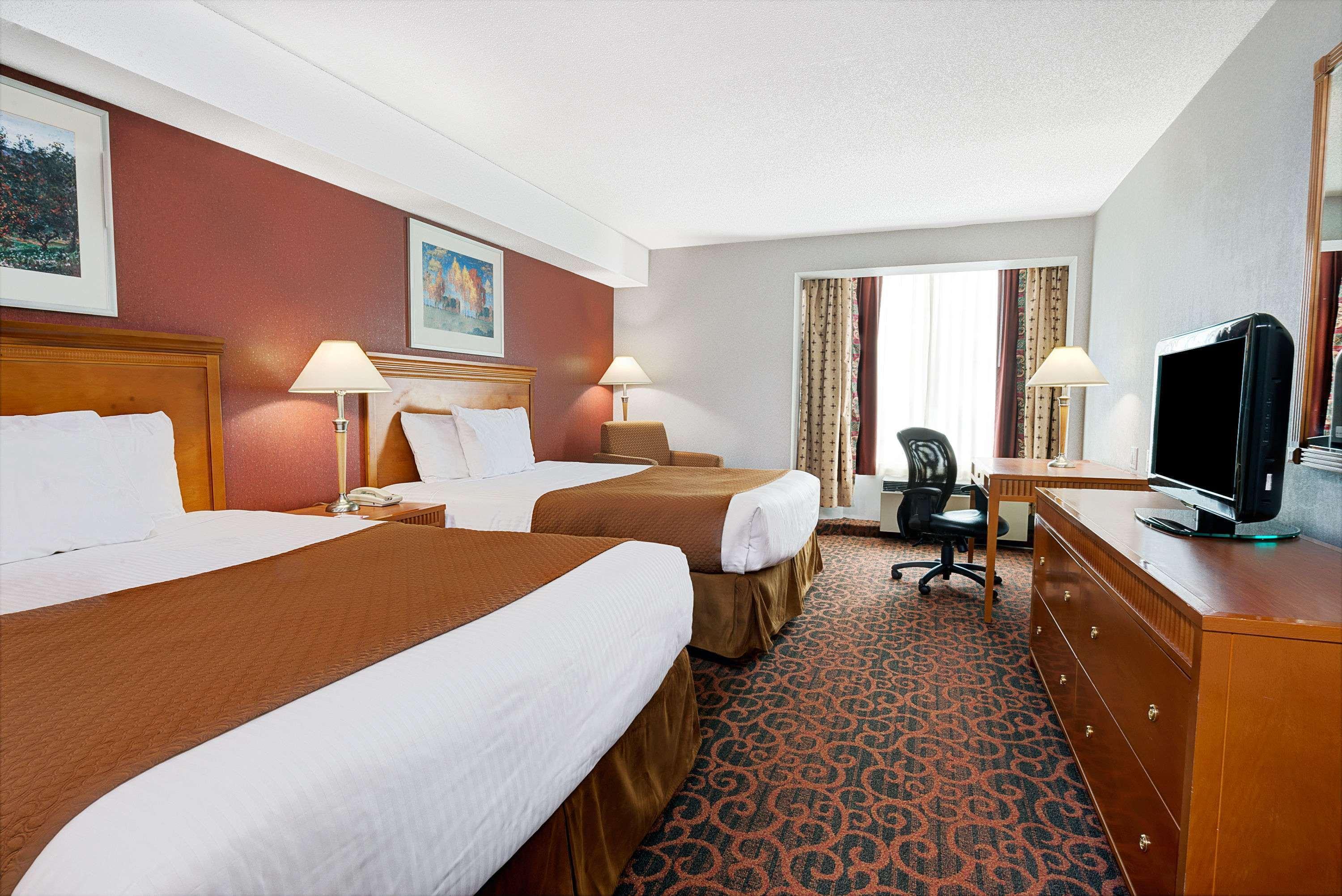 Ramada By Wyndham Niagara Falls/Fallsview Exterior photo