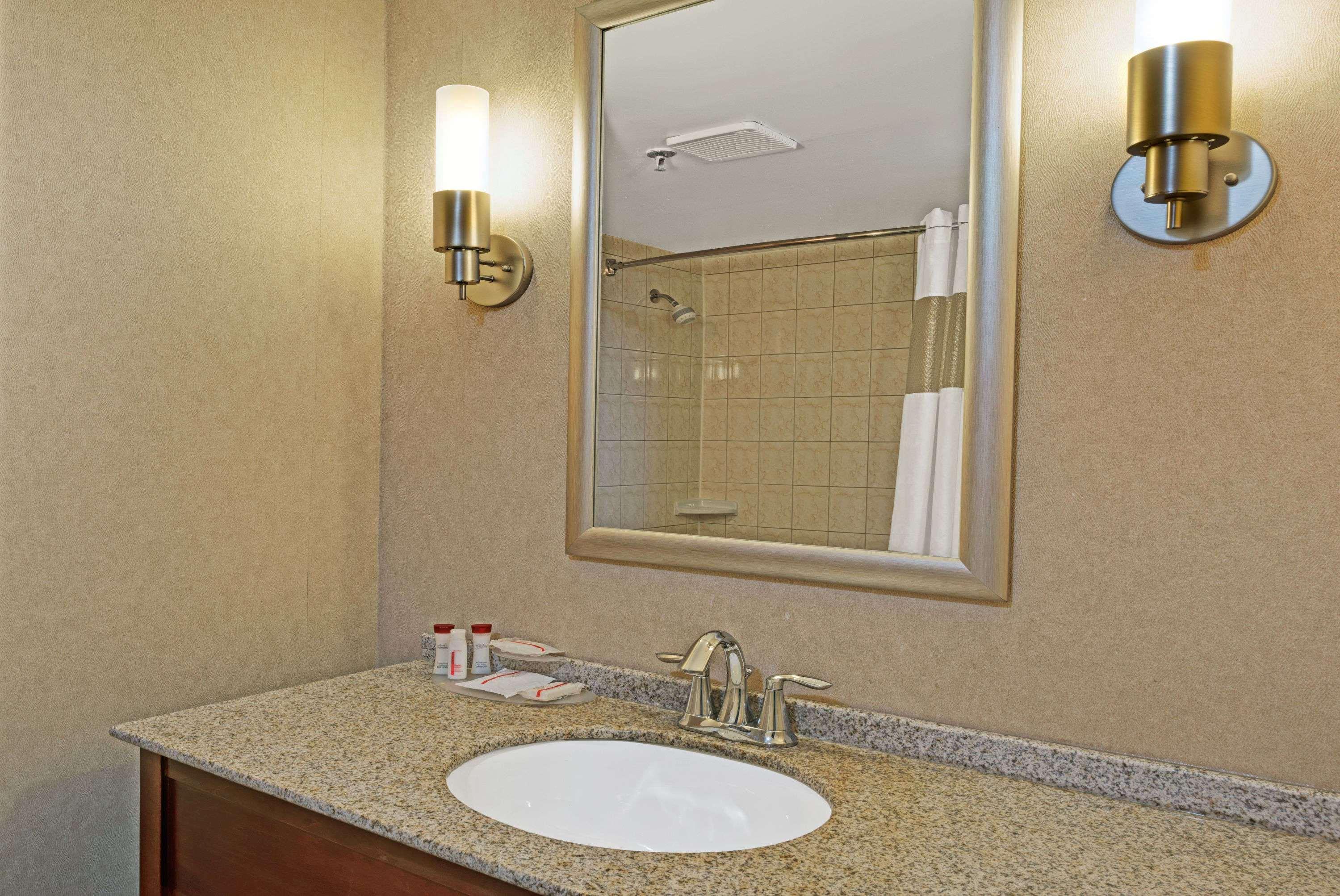 Ramada By Wyndham Niagara Falls/Fallsview Exterior photo
