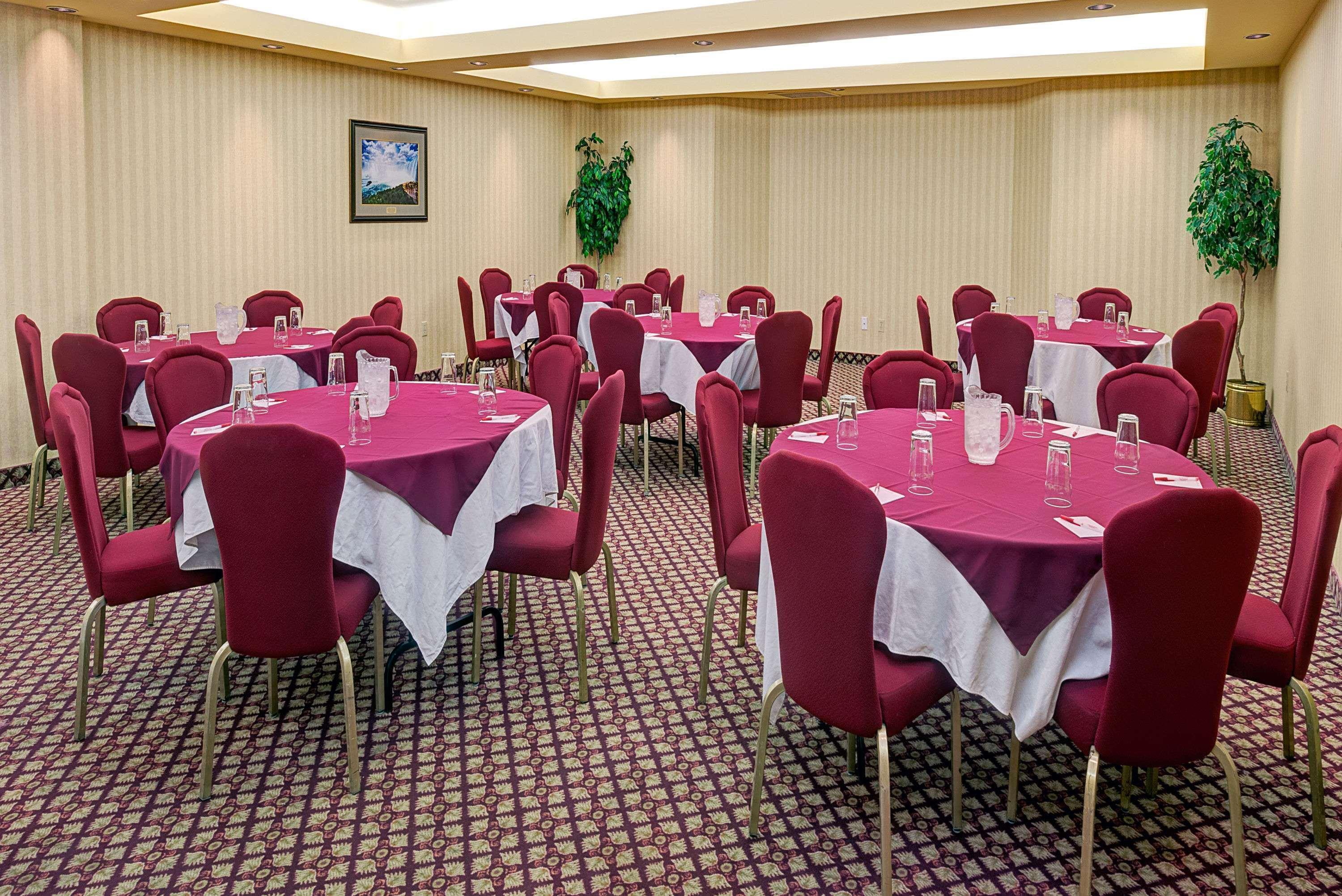 Ramada By Wyndham Niagara Falls/Fallsview Exterior photo