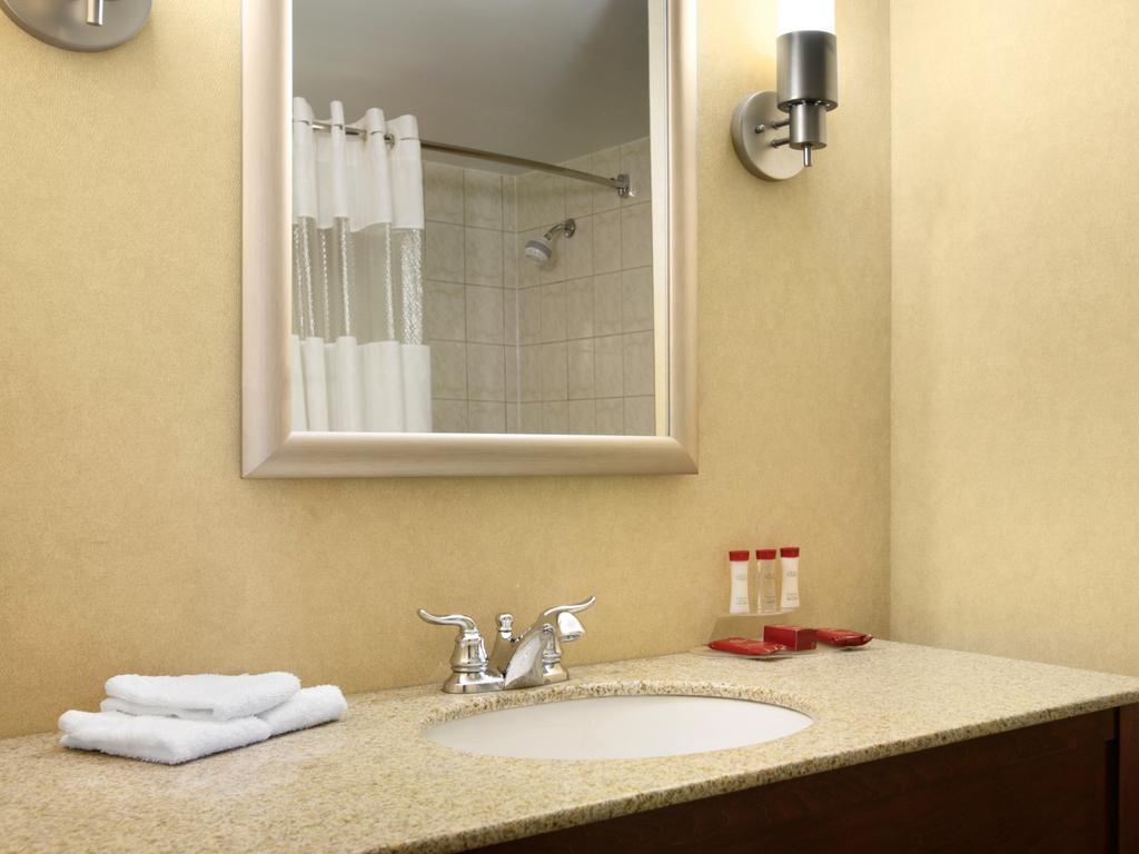 Ramada By Wyndham Niagara Falls/Fallsview Room photo