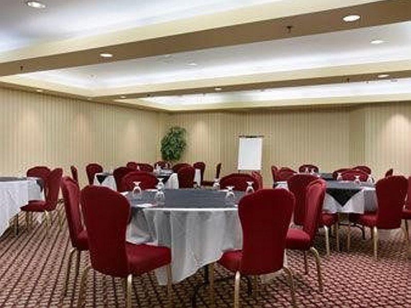 Ramada By Wyndham Niagara Falls/Fallsview Exterior photo