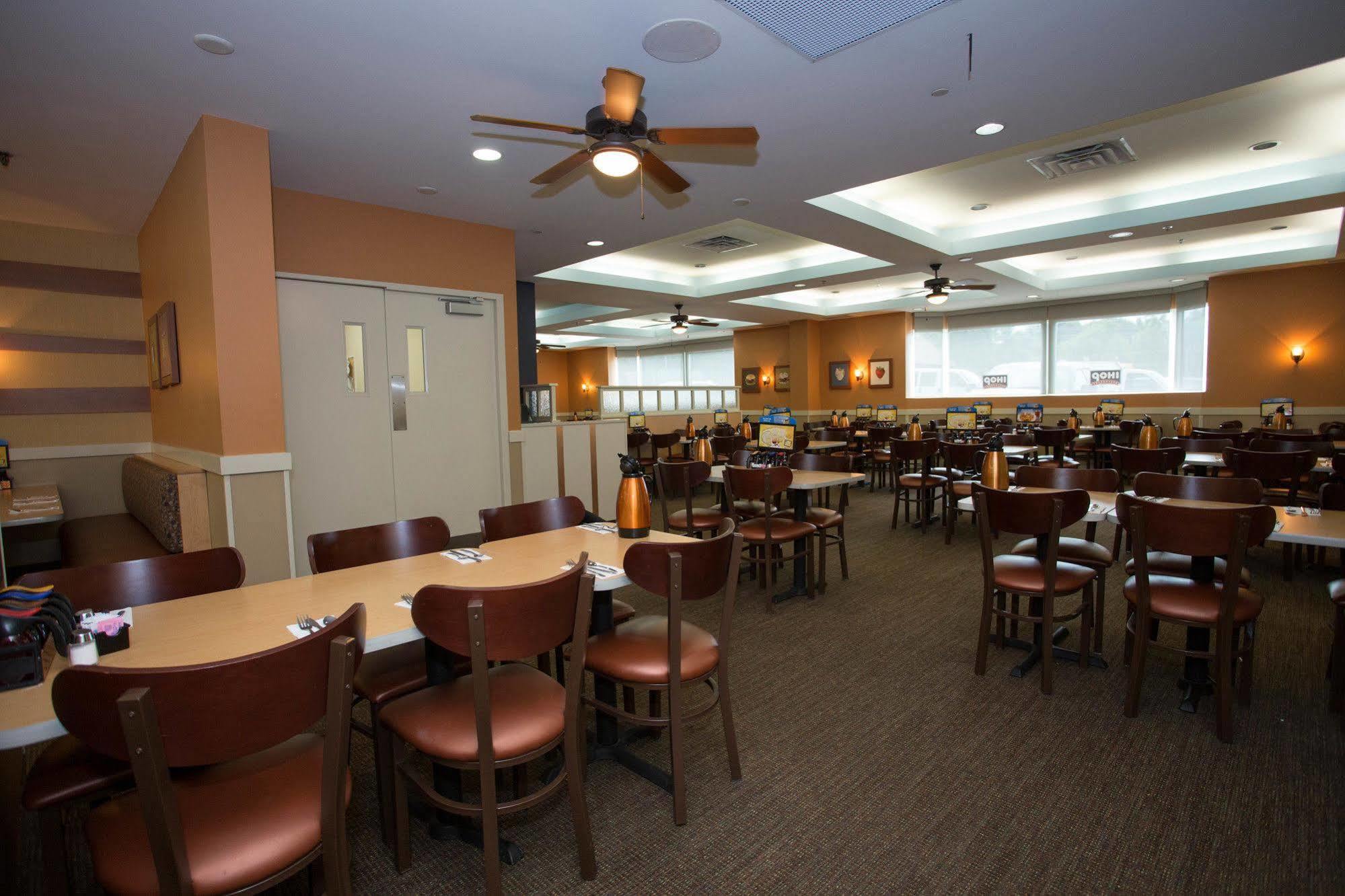 Ramada By Wyndham Niagara Falls/Fallsview Exterior photo