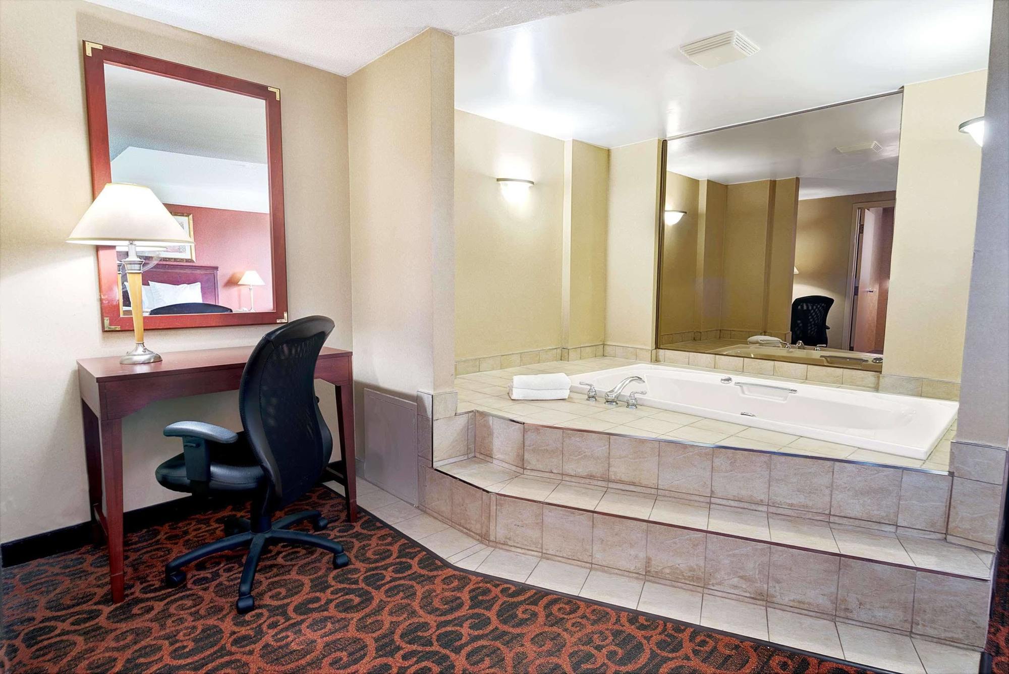 Ramada By Wyndham Niagara Falls/Fallsview Exterior photo